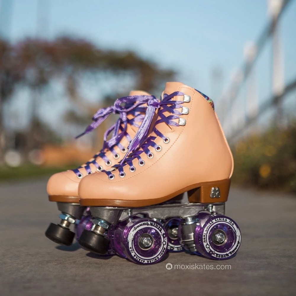Moxi Beach Bunny Roller Skates in Peach Blanket